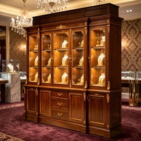 Vitrine de présentation de bijoux en bois sculpté de style européen, comptoir d'îlot incurvé pour les bijouteries haut de gamme en or et en jade