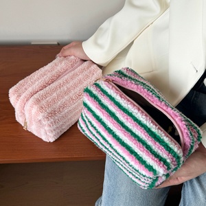 Bolsa de maquillaje de lana de cordero a rayas, bolsa de cosméticos de gama alta, etiqueta de lavado, suave para bolsa de cosméticos de invierno, 8 pulgadas - Product Image 1