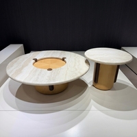 Ensemble de tables basses gigognes ivoire, modèle principal large et bas avec table d'appoint surélevée, texture subtile, pour maison moderne à plan ouvert