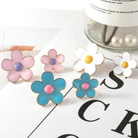 Badge personnalisé en alliage plaqué or, badge blanc fleur en émail souple