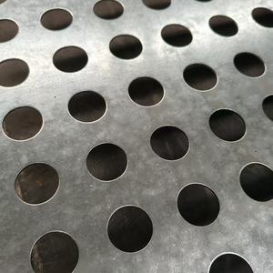 Paneles Perforados de Acero Inoxidable para Instalaciones Deportivas y Talleres: Diseño Industrial Duradero que Mejora la Seguridad, la Comodidad y el Rendimiento - Product Image 1