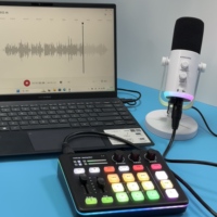 Kit de microphone de bureau USB RGB pour la musique de podcasting Connexion sans fil Fonction muette Play Plug Computer Mic pour l'enregistrement de chant