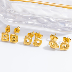 ต่างหูแบบติดหูทรงตัวอักษร ชุบทอง 18k สแตนเลสสตีล เครื่องประดับแฟชั่นสำหรับผู้หญิง - Product Image 3