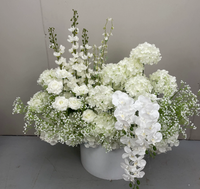 Rangée de fleurs artificielles blanches avec eucalyptus, arrangement floral en soie fini pour la décoration d'allées de mariage et de fêtes