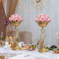 Support à fleurs en fer forgé doré de style européen, luxe léger, avec vase sur pied, accessoires décoratifs pour chapelles de mariage et tables d'accueil