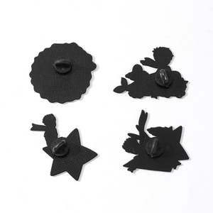 Spilla in metallo smaltata Il Piccolo Principe, con Rosa, Volpe e Cielo Stellato, grazioso accessorio per amanti dei libri, per zaino e giacca - Product Image 3