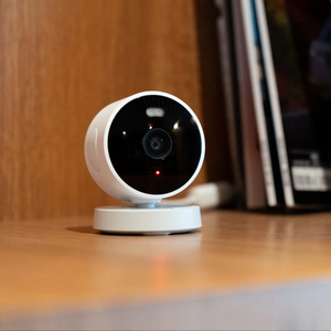 Cámara de Seguridad Exterior WiFi G100 de 4MP con Visión Nocturna en Color Real, Detección Local, Compatible con Alexa y Google Home - Product Image 1