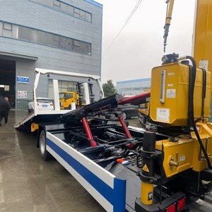 Camión de Remolque Isuzu 700P 4x2 de Plataforma Plana con Grúa Articulada de 5 Toneladas, Camión de Remolque con Plataforma Deslizante - Product Image 4