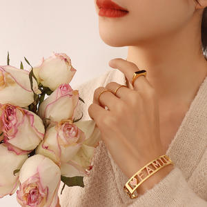 Pulsera de Acero Inoxidable Chapada en Oro con Diseño Elegante de Letras Familiares Rosadas, Estilo Coreano, Juvenil y Combinable con Todo - Product Image 2