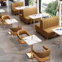 Ensemble moderne de banquettes et chaises en velours vert avec pieds en métal doré et plateau en marbre pour restaurants, cafés, hôtels et espaces commerciaux