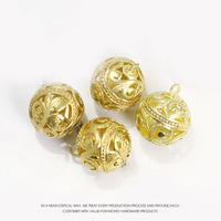 OEM Maßgefertigter 20mm Gegossener Kupfer-Glöckchenanhänger Verzierter Gold-Metall-Charm für DIY-Schmuck Engel-Kreuz Neujahrs-Party-Dekoration