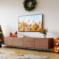Lemari TV Ruang Tamu Modern OEM dari MDF Walnut dengan Pintu Louvered, Alas Logam, Sistem Manajemen Kabel, Furnitur Rumah yang Tahan Lama