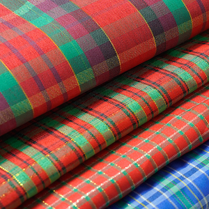 100% poliéster Super hilo metálico teñido a cuadros TELA ESCOCESA diseño de patrón tejido barato para embalaje de juguetes de Navidad Material liso - Product Image 1