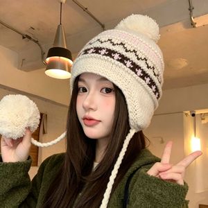 Chapeau tricoté Fair Isle Xi Boyu avec pompons et protège-oreilles, chaud pour l'automne et l'hiver - Product Image 2