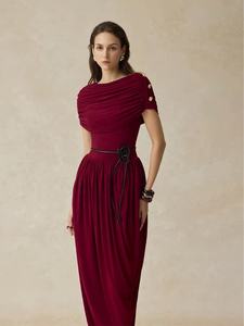 OUDINA semplice tinta unita a maniche corte Slim-fit bordeaux plissettato irregolare elegante abito lungo da sera plissettato - Product Image 5