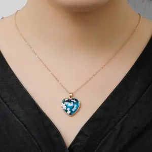 حار بيع الراتنج شفافة دلاية قلب الحب قلادة الإناث القلب على شكل مجوهرات من المصنع مباشرة المبيعات