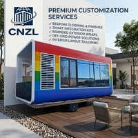 Cabane préfabriquée moderne CNZL blanche et noire avec façade entièrement vitrée, unité modulaire portable pour maison d'hôtes de station balnéaire