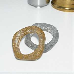 Brazaletes gruesos de resina acrílica para mujer, accesorios de moda hechos a mano para agregar vitalidad a cualquier atuendo u ocasión - Product Image 6