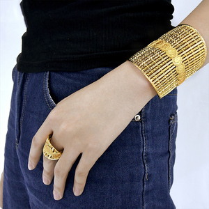 طقم مجوهرات فاخر نسائي ذهبي عريض: أساور وخواتم هندية مخصصة للبيع بالجملة، مجوهرات راقية للمناسبات وعروض الزواج - Product Image 1