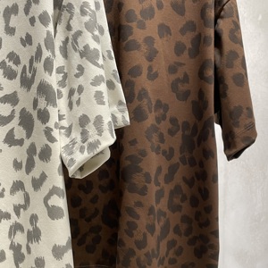 メンズ オーバーサイズ Tシャツ ヒップホップ ストリート系 レオパード柄 ボクシーシルエット クルーネック カスタムロゴ対応 熱転写プリント - Product Image 4