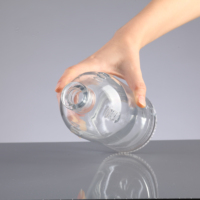 Bouteilles de vin en verre avec logo en relief haut de gamme de 700ml pour boissons alcoolisées Bouteilles de whisky en verre de 700ml 750ml