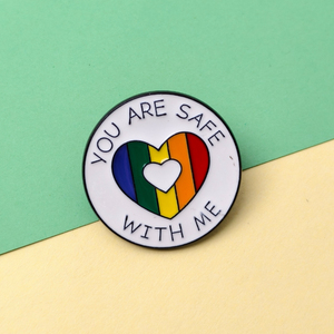 Broche de Moda con la Frase "YOU ARE SAFE WITH ME", Broche Redondo con Letras en Inglés y Corazón Arcoíris para la Comunidad LGBTQ+ o <span class=keywords><strong>Aliados</strong></span>. - Product Image 2