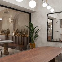 Comptoir de bar ondulé en bois brun chaud, vitrine transparente, éclairage LED, style moderne minimaliste, boutique de luxe, café