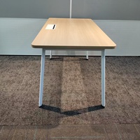 Bureau de travail moderne avec gestion des câbles, plateau en bois, pieds en métal blanc, tiroir de rangement, garantie de 3 ans, pour espace de travail commercial