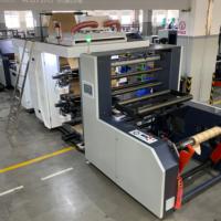 Machine à fabriquer des sacs en papier à fond carré avec alimentation automatique en rouleaux de couleur SOS de la marque ROKIN avec impression flexo
