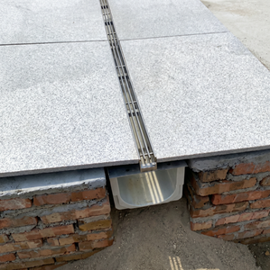 Système de drainage linéaire direct usine en acier inoxydable avec grille <span class=keywords><strong>à</strong></span> fentes et <span class=keywords><strong>caniveau</strong></span> en béton polymère pour projets paysagers - Product Image 3