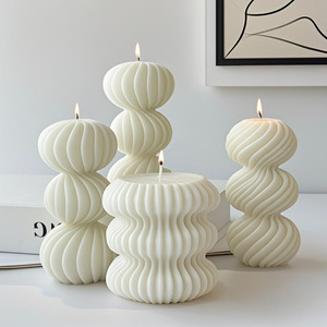 Bougie sculptée torsadée 3D élégante, ornement de table moderne en cire pour la décoration de fête - Product Image 3
