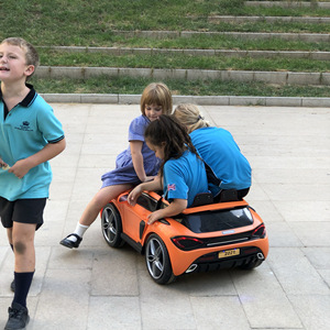 Auto <span class=keywords><strong>de</strong></span> Juguete Eléctrico <span class=keywords><strong>de</strong></span> Carreras para Niños <span class=keywords><strong>de</strong></span> 12 V con 4 Motores, con Cuatro Ruedas Grandes y 2 Asientos para Bebés <span class=keywords><strong>de</strong></span> 1 a 13 Años - Product Image 6