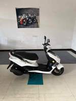 Yamaha X-MAX 125CC d'occasion, peinture d'origine, a parcouru plus de 1900 kilomètres, en parfait état