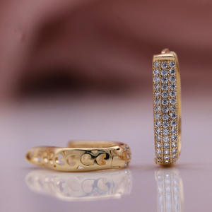 Pendientes Huggie de Lujo con Baño de Oro y Cristales de Estrás con Engaste de Canal para Mujer, Uso Diario, Chapados en Oro de 18K - Product Image 4