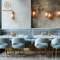 Ensemble de mobilier de luxe léger bleu en pierre frittée, comprenant table carrée, chaises et banquette en velours pour café et restaurant