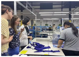 Vestido de mujer de cintura alta con estampado de una línea y cuello loto, adelgazante, súper elegante, nueva colección primavera 2026, venta al por mayor para boutiques. - Product Image 4
