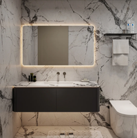 Ensemble de meuble-lavabo flottant moderne avec miroir LED sans cadre rétroéclairé, assorti aux carreaux de marbre veiné doré et à la douche en verre