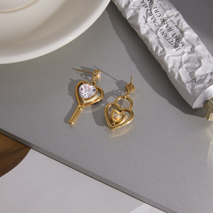 Orecchini a perno con lucchetto e chiave a cuore in acciaio inossidabile 316L color oro, con zirconi cubici a cuore grande, gioielli minimalisti ipoallergenici - Product Image 6