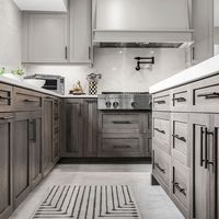 Porte en bois massif sur mesure Alland Stained Traditional, style Shaker, vintage, effet vieilli, avec armoire de cuisine intégrée et appareils électroménagers.