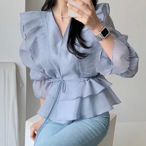 Blus Wanita Musim Semi dan Musim Panas Terbaru 2025 Kerah V Ikat Ruffle Lengan Melebar Warna Solid Fashion Manis Pelindung Sinar Matahari - Product Image 1