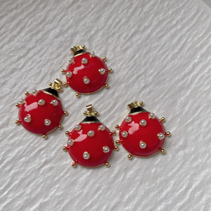 <span class=keywords><strong>Ciondolo</strong></span> Charm a Forma di <span class=keywords><strong>Coccinella</strong></span> in Ottone Placcato Oro con Dettagli in Perle e Smalto Rosso, Gioiello Regalo - Product Image 3