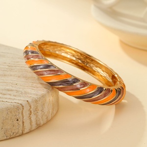 Bracelet ajustable en alliage plaqué or avec émail cloisonné, motif floral bleu clair et rose, bijoux traditionnels pour femmes - Product Image 4