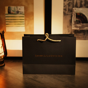 Bolsa de compras de papel perlado mate OEM con logo impreso personalizado para empaque de set de regalo cosmético - Product Image 4