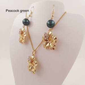 Boucles d'oreilles hawaïennes hibiscus pour femme, ensemble de bijoux tribal en or avec perle noire, anneau simple à remplissage d'or - Product Image 5