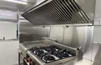 Nouvelle remorque alimentaire mobile rouge personnalisée entièrement équipée avec structure en acier inoxydable pour la restauration commerciale, vente de hot-dogs, glaces, bonbons et snacks