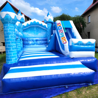 Structure gonflable combinée toboggan et château à rebondir sur le thème du sport bleu, matériaux ignifuges et anti-UV, installation facile pour fêtes en extérieur
