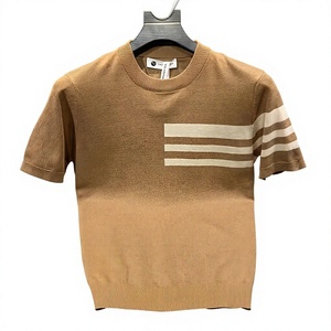T-shirt en tricot à manches courtes pour homme, couleur kaki, col rond, bordure contrastée rayée, coupe décontractée - Product Image 1