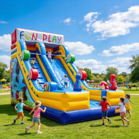 Château gonflable avec toboggan et trampoline commercial pour enfants, idéal pour la location et la vente lors de fêtes dans les jardins.