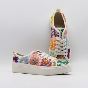 Baskets plateforme bohèmes rétro en patchwork carré crocheté à la main avec lacets et semelle blanche – Chaussures colorées pour femmes - Product Image 2