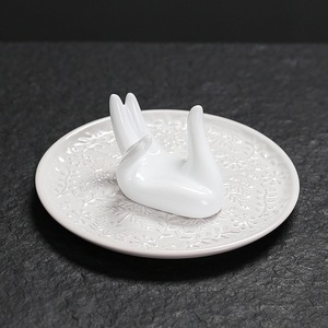 Plateau en céramique en relief d'arbre de Noël avec bâtons brûlants en bois saints péruviens de sauge décor blanc rétro - Product Image 2